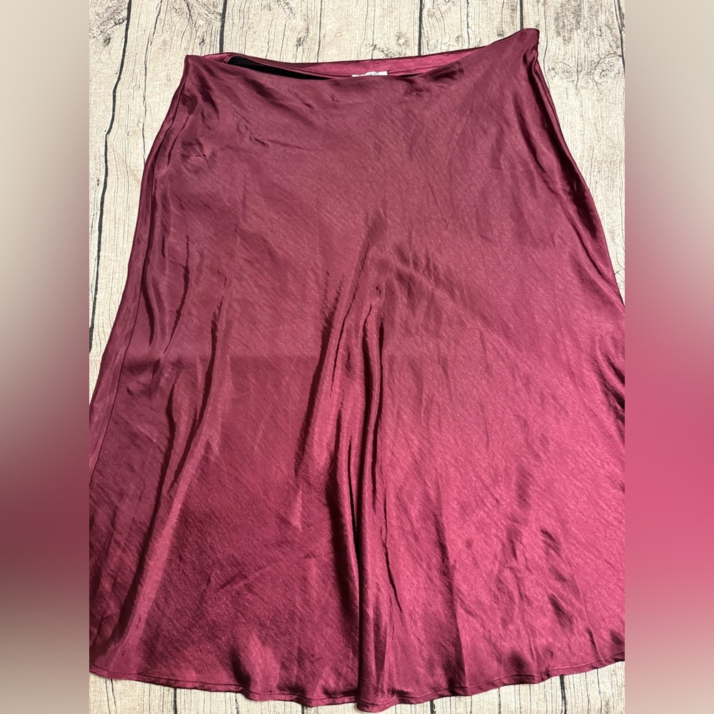 Gorgeous silky A-type skirt. Very flattering, women’s size 16W.